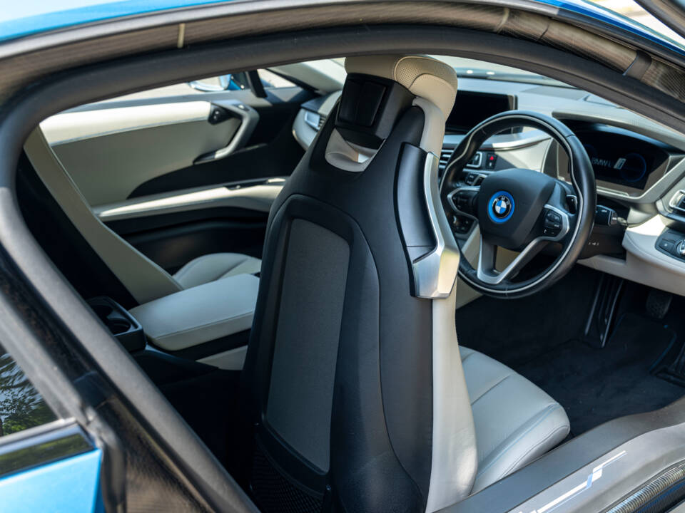Image 29/33 of BMW i8 Coupé (2015)