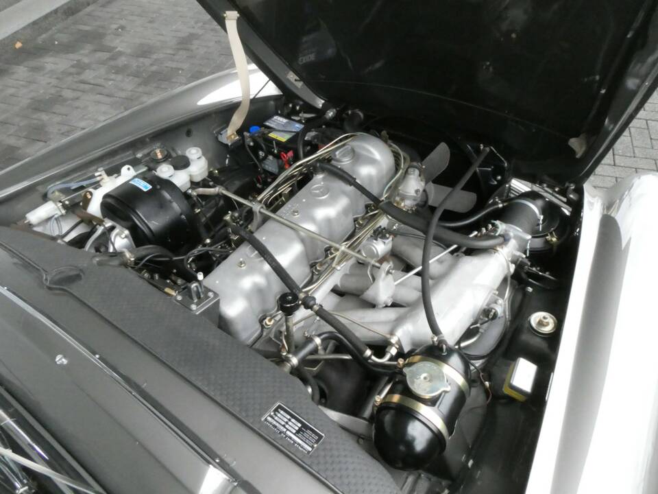 Image 20/27 of Mercedes-Benz 280 SL (1968)