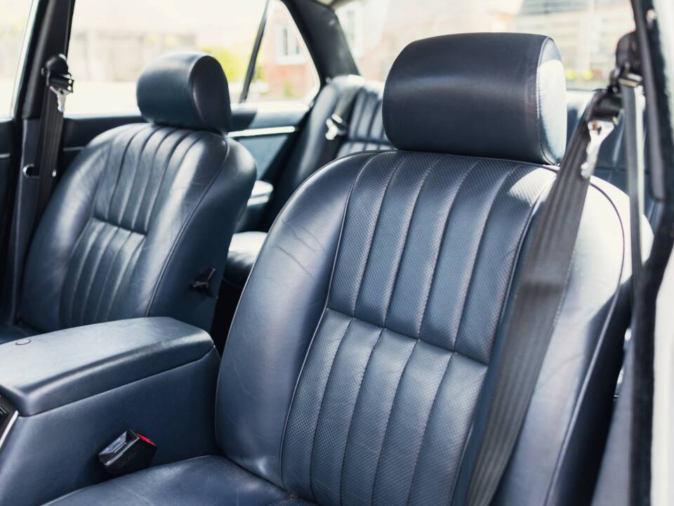 Image 42/50 of Jaguar XJ 6 4.2 (1982)