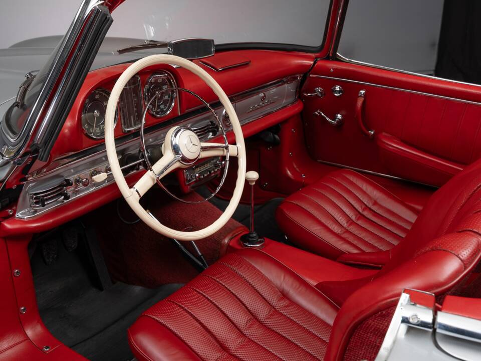 Image 32/47 of Mercedes-Benz 300 SL Roadster (1963)