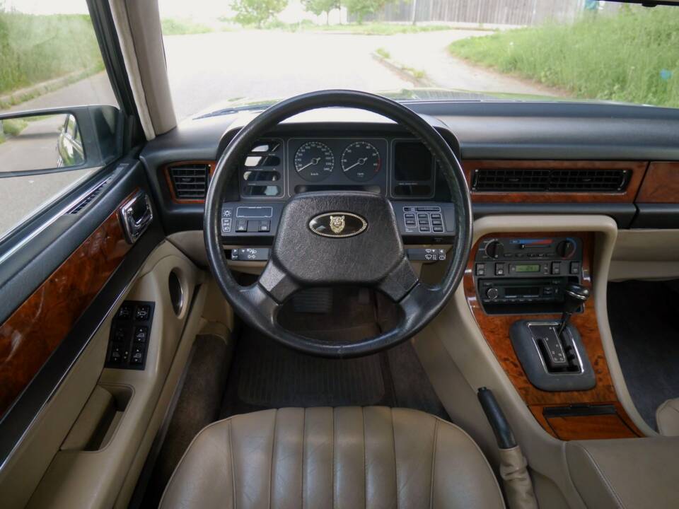 Image 26/33 of Jaguar Sovereign 3.6 (1988)