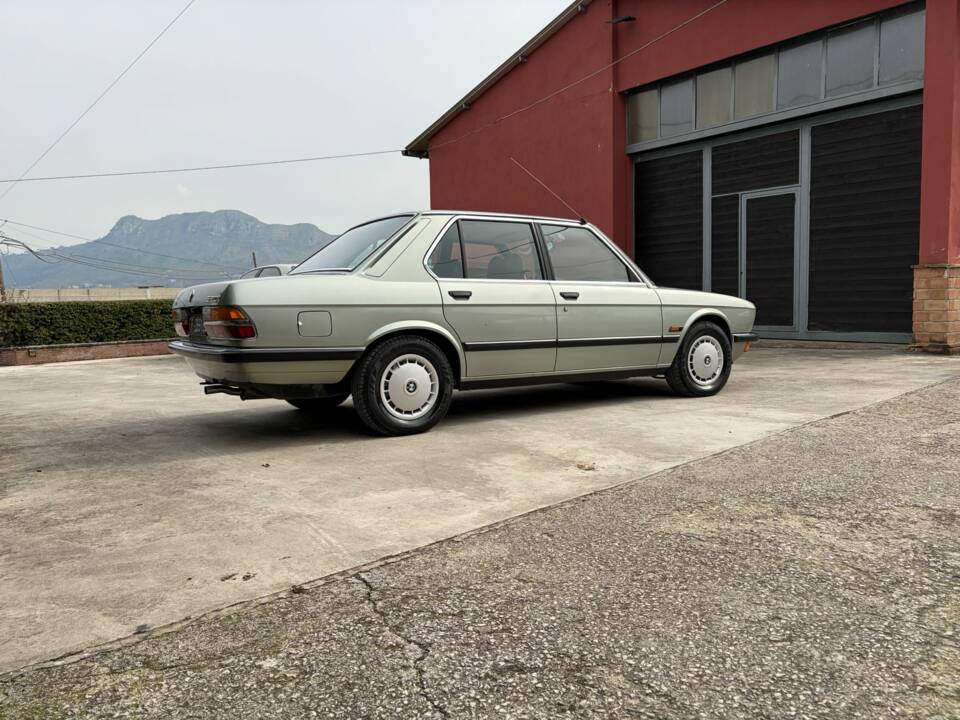 Bild 2/41 von BMW 520i (1982)