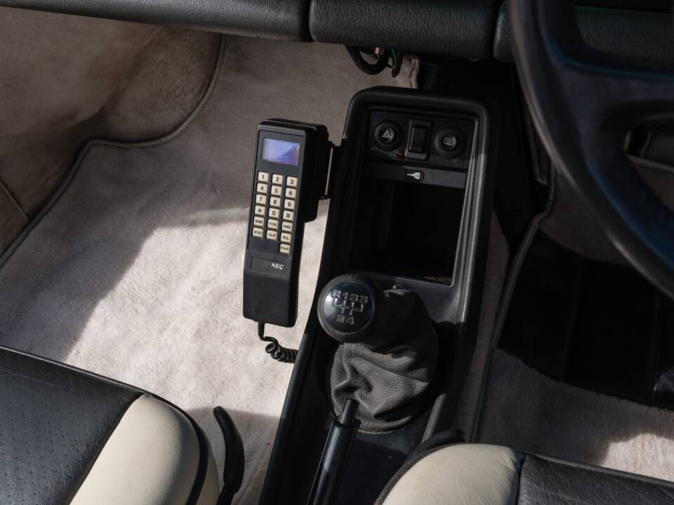 Image 34/52 of Porsche 911 Carrera 3.2 (1989)