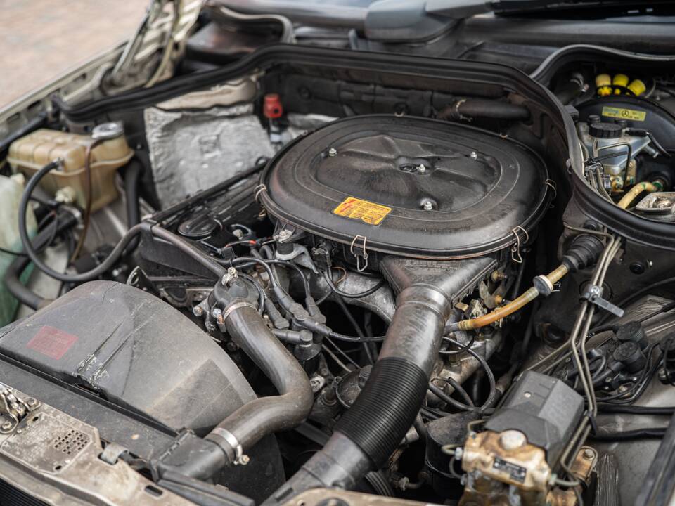 Afbeelding 8/63 van Mercedes-Benz 230 CE (1988)