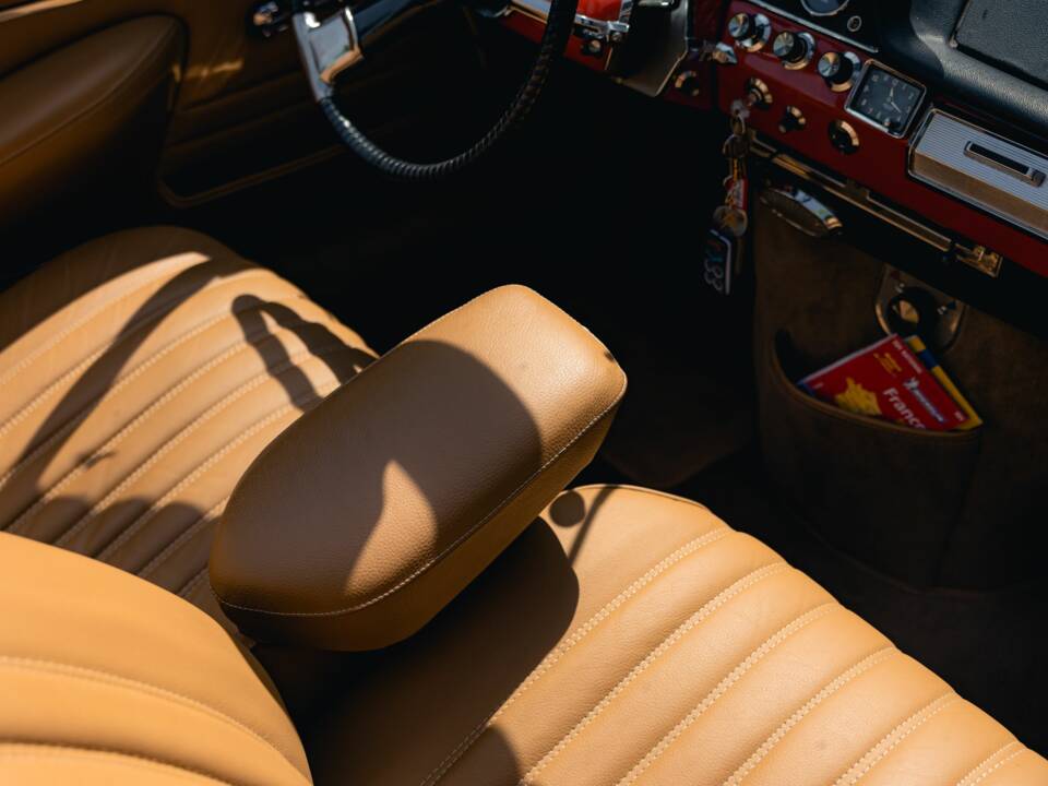 Image 39/56 of Citroën DS 21 Chapron (1967)