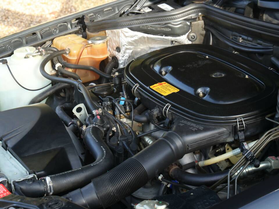 Image 4/50 of Mercedes-Benz 200 E (1992)