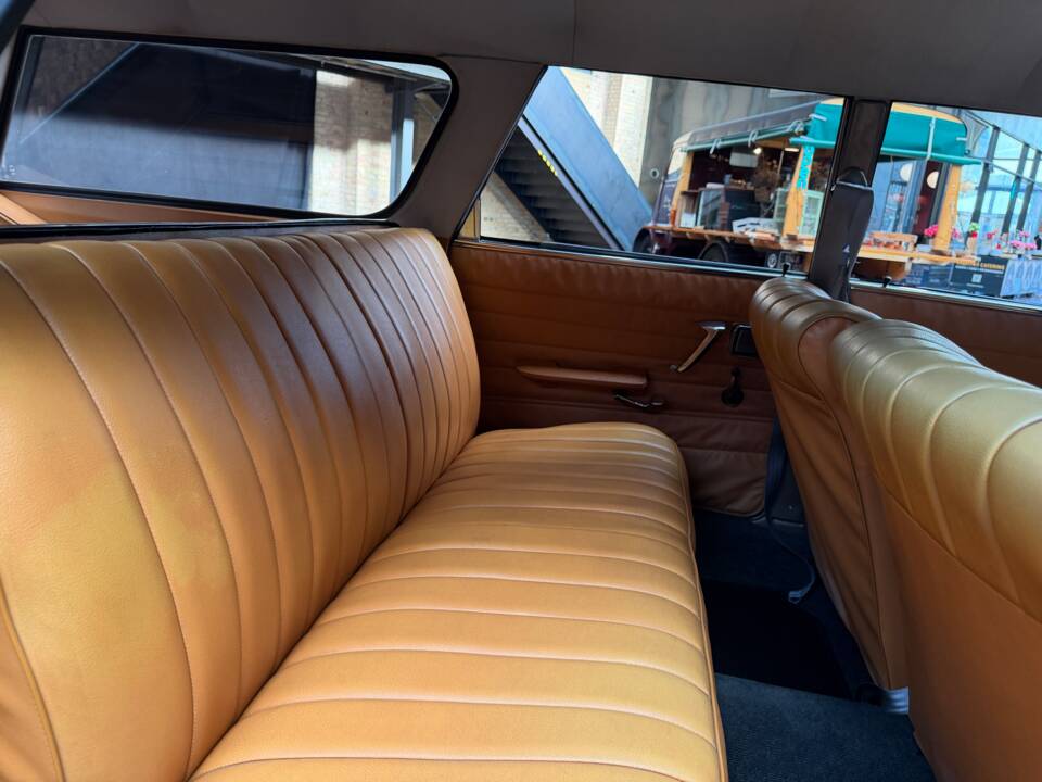 Image 32/40 of Peugeot 404 Break (1965)