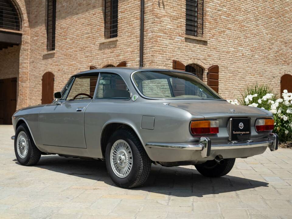 Image 13/50 de Alfa Romeo 2000 GT Veloce (1974)