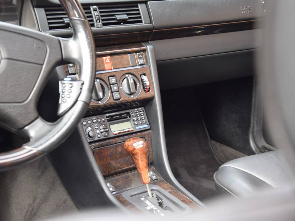 Image 13/15 of Mercedes-Benz E 200 (1997)