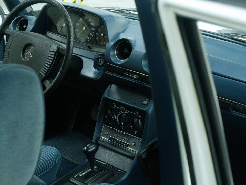 Bild 35/50 von Mercedes-Benz 230 (1977)