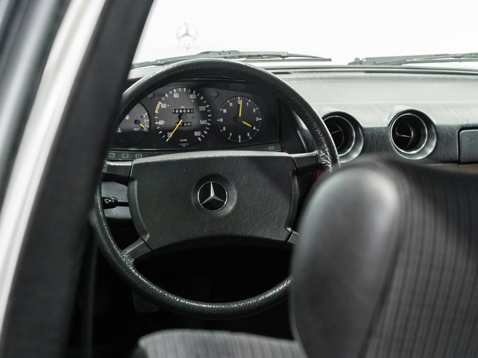 Image 36/42 of Mercedes-Benz 240 TD (1985)