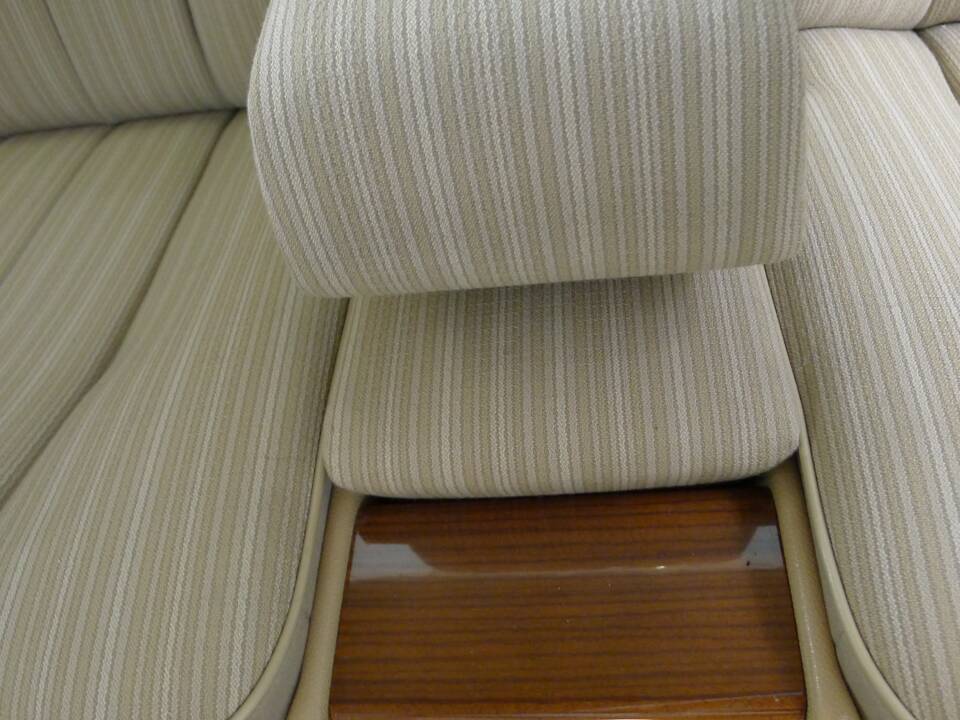 Image 2/33 of Mercedes-Benz 300 CE (1988)