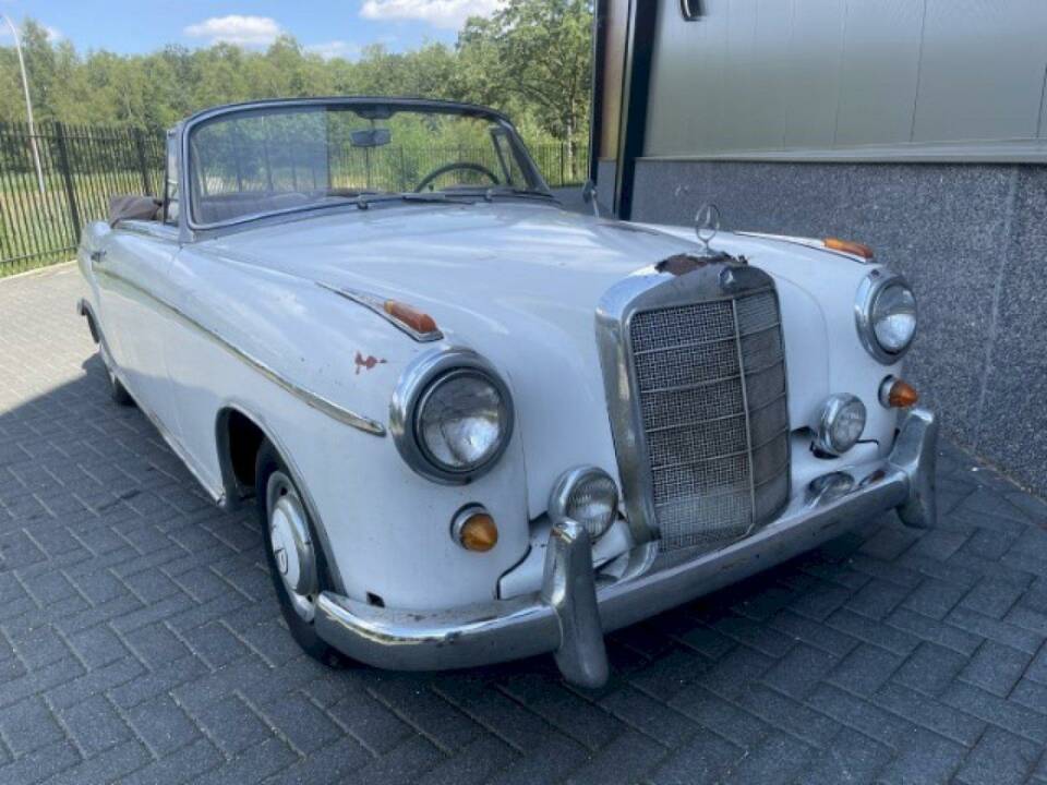 Afbeelding 3/36 van Mercedes-Benz 220 SE Cabriolet (1960)