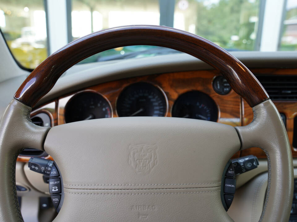 Image 34/50 of Jaguar XKR (2001)