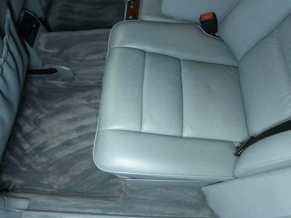 Image 21/30 of Mercedes-Benz 560 SEL (1989)
