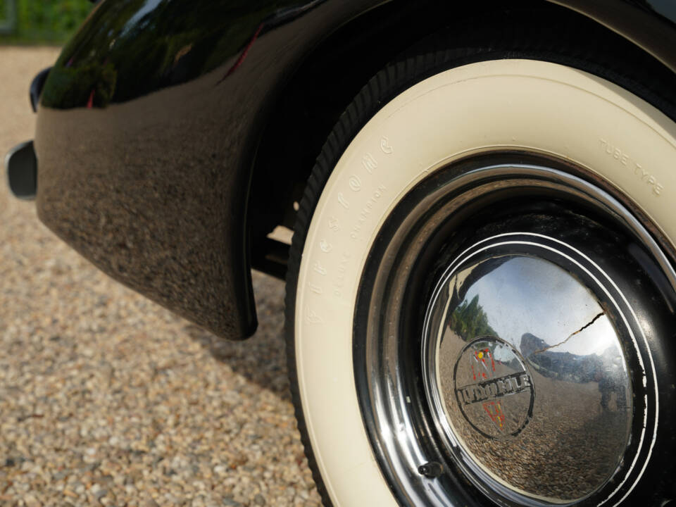 Image 30/50 of Oldsmobile F-Series Business Coupe (1938)