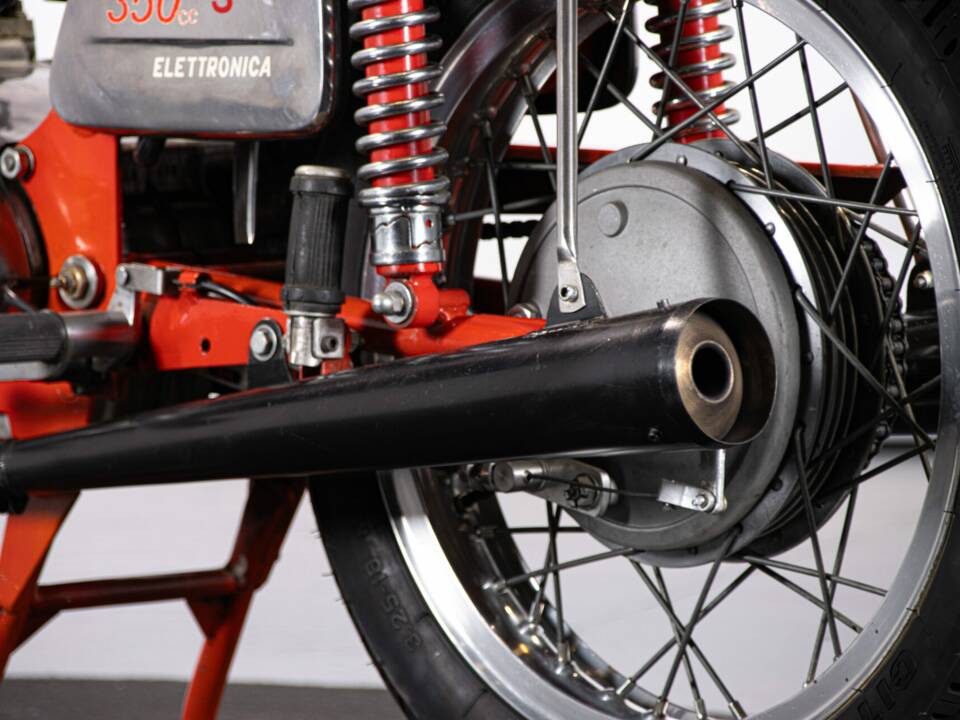 Image 13/50 of MV Agusta 350 S (1972)