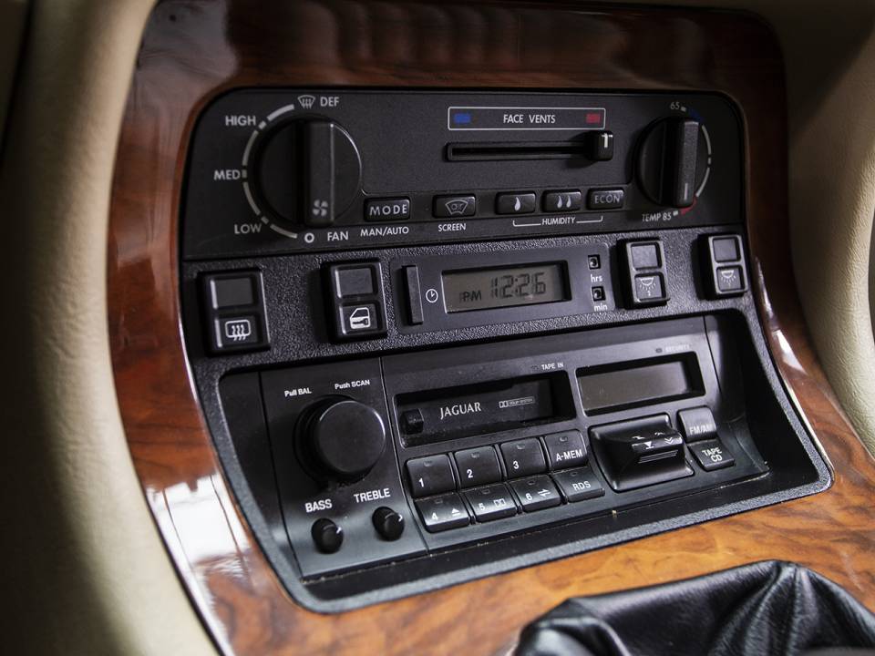 Immagine 19/33 di Jaguar XJ 40 3.2 (1991)