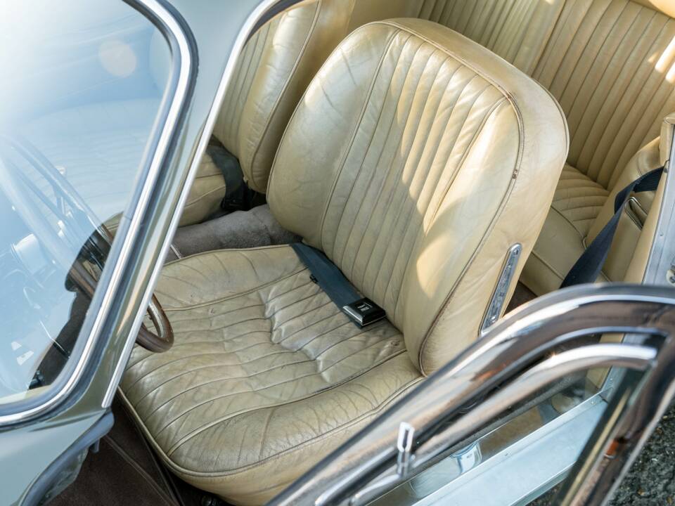 Immagine 21/36 di Aston Martin DB 6 Mk II (1970)