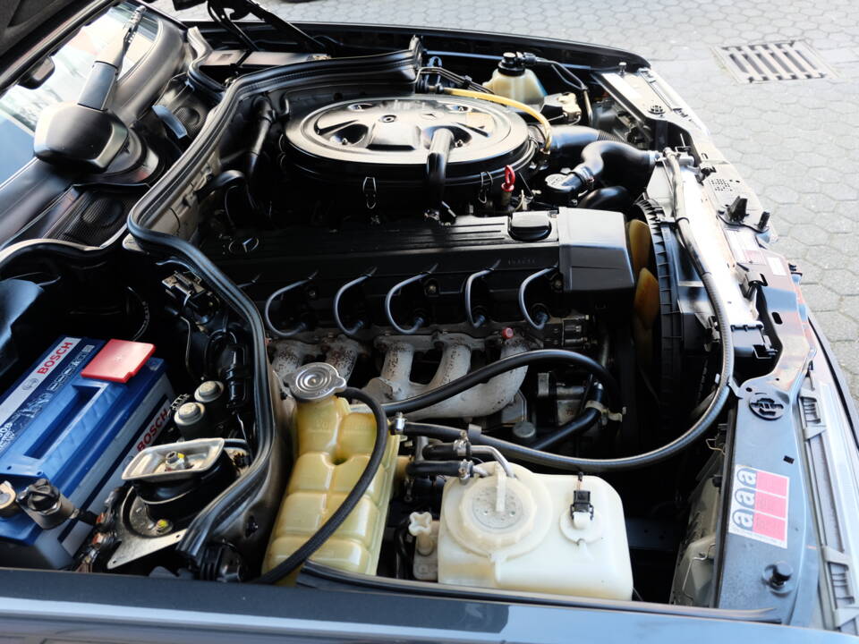 Image 46/63 of Mercedes-Benz 300 CE (1991)