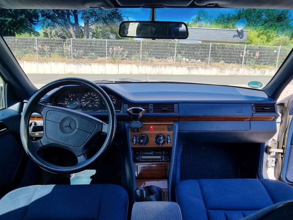 Bild 8/12 von Mercedes-Benz E 220 (1994)