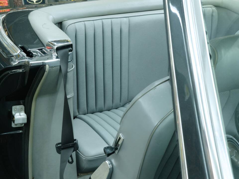 Image 30/50 de Mercedes-Benz 560 SL (1988)