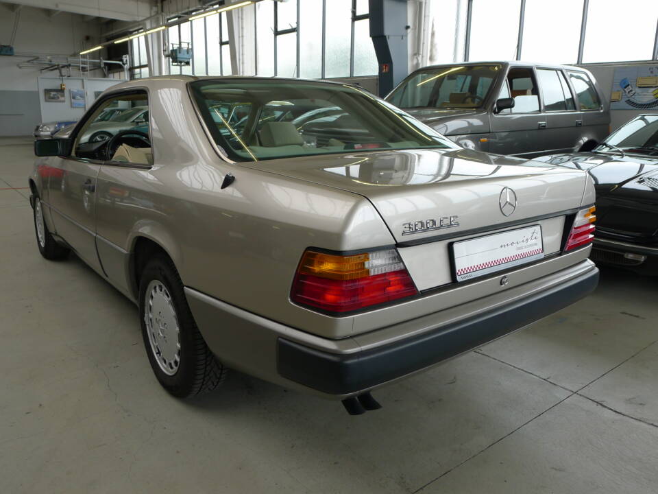 Image 28/33 of Mercedes-Benz 300 CE (1988)