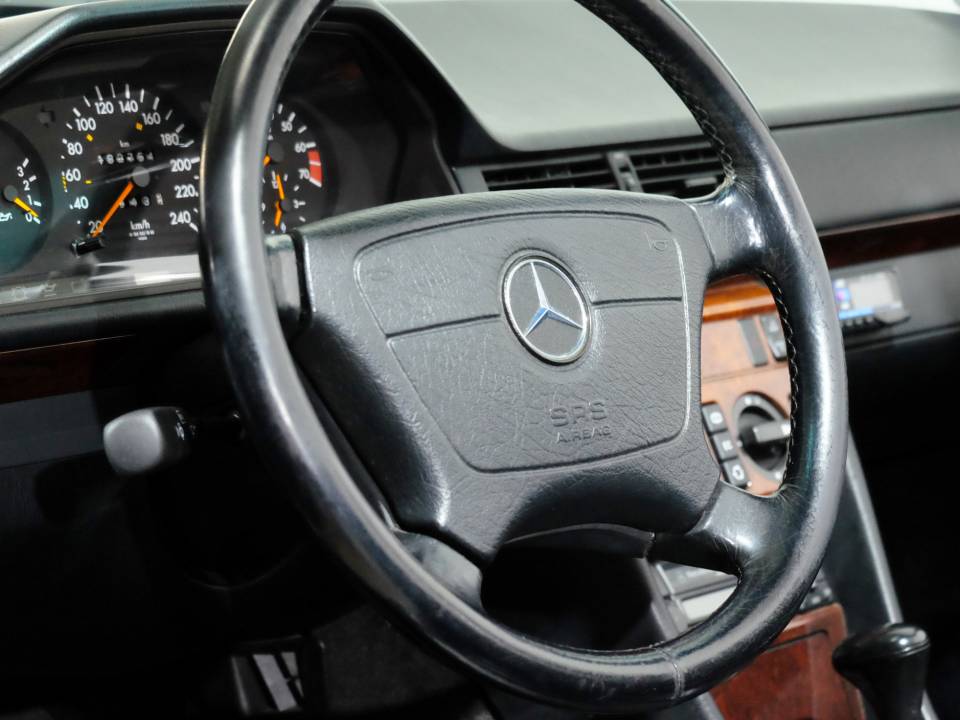 Imagen 6/23 de Mercedes-Benz E 200 (1996)