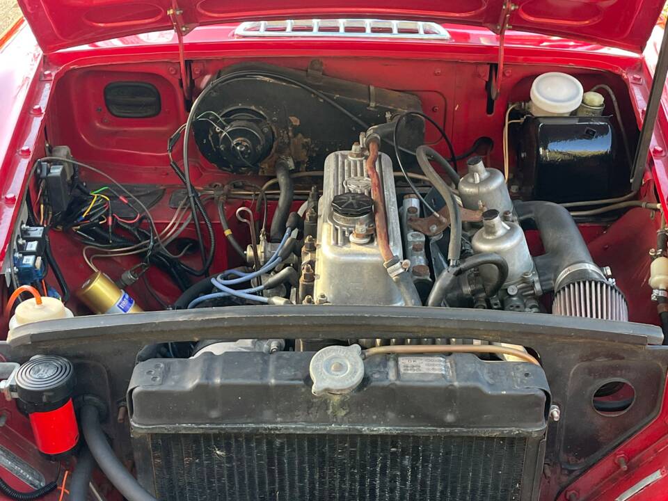 Image 17/50 of MG MGB GT (1972)