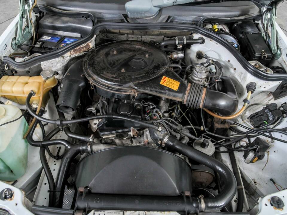 Image 39/50 of Mercedes-Benz 200 (1986)