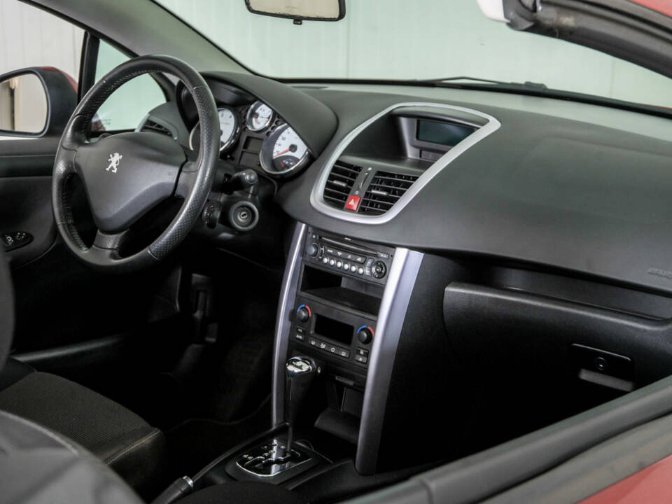 Imagen 32/50 de Peugeot 207 CC 1.6 VTi (2008)