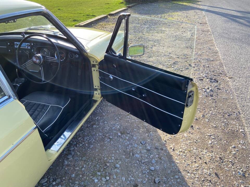 Image 17/20 of MG MGB GT (1967)