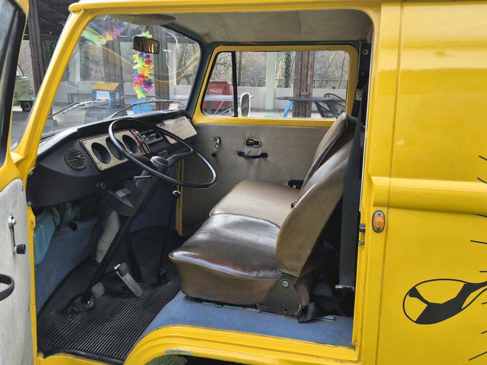 Bild 24/50 von Volkswagen T2b Kastenwagen (1976)