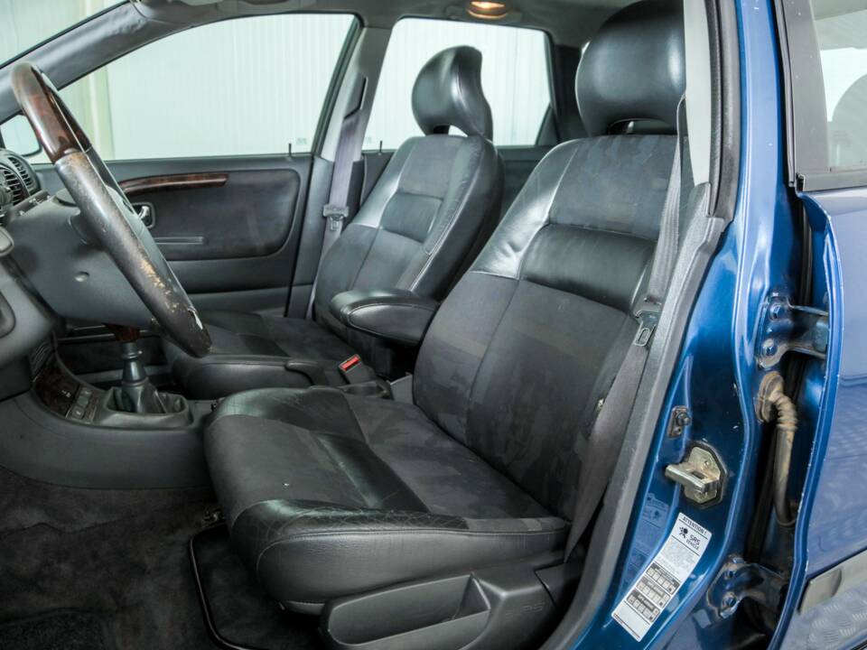 Image 15/29 of Volvo V40 2.0 16V (1999)