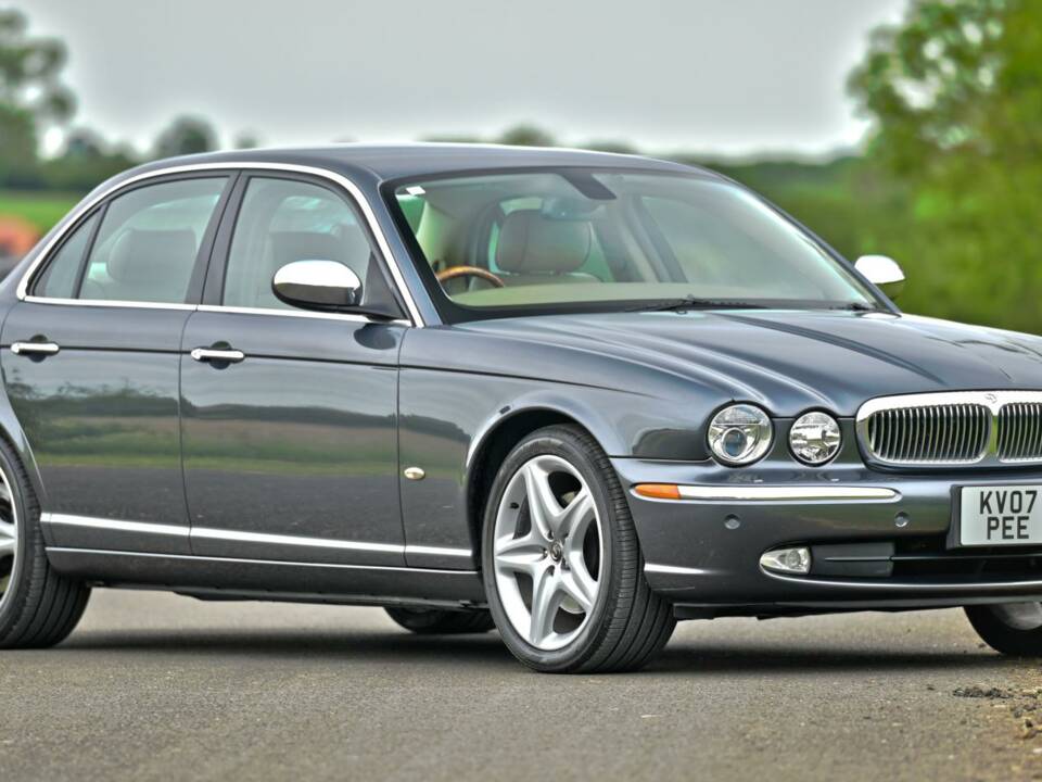 Image 2/50 of Jaguar XJ 8 4.2 (2007)