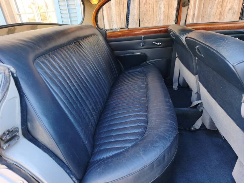 Image 9/27 of Jaguar Mk II 2.4 (1967)