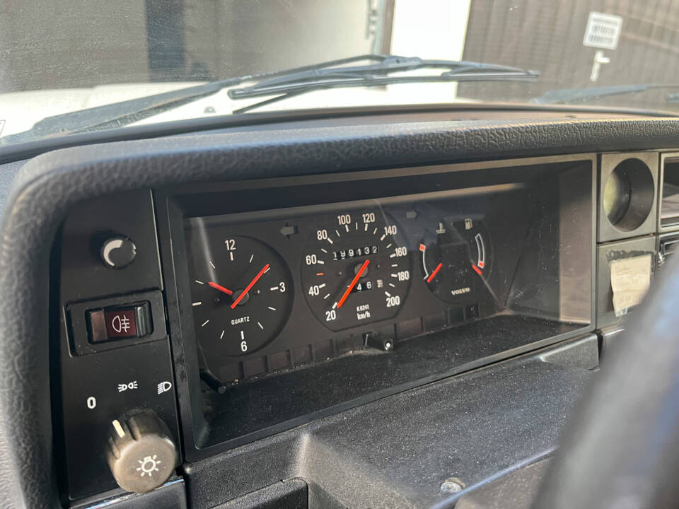 Image 7/8 of Volvo 240 (1988)