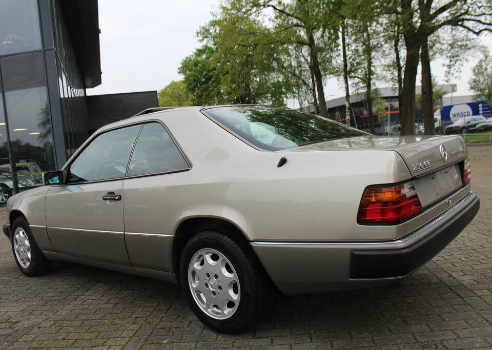 Bild 6/8 von Mercedes-Benz 230 CE (1991)