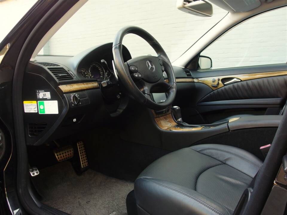 Image 35/98 of Mercedes-Benz E 63 AMG T (2008)