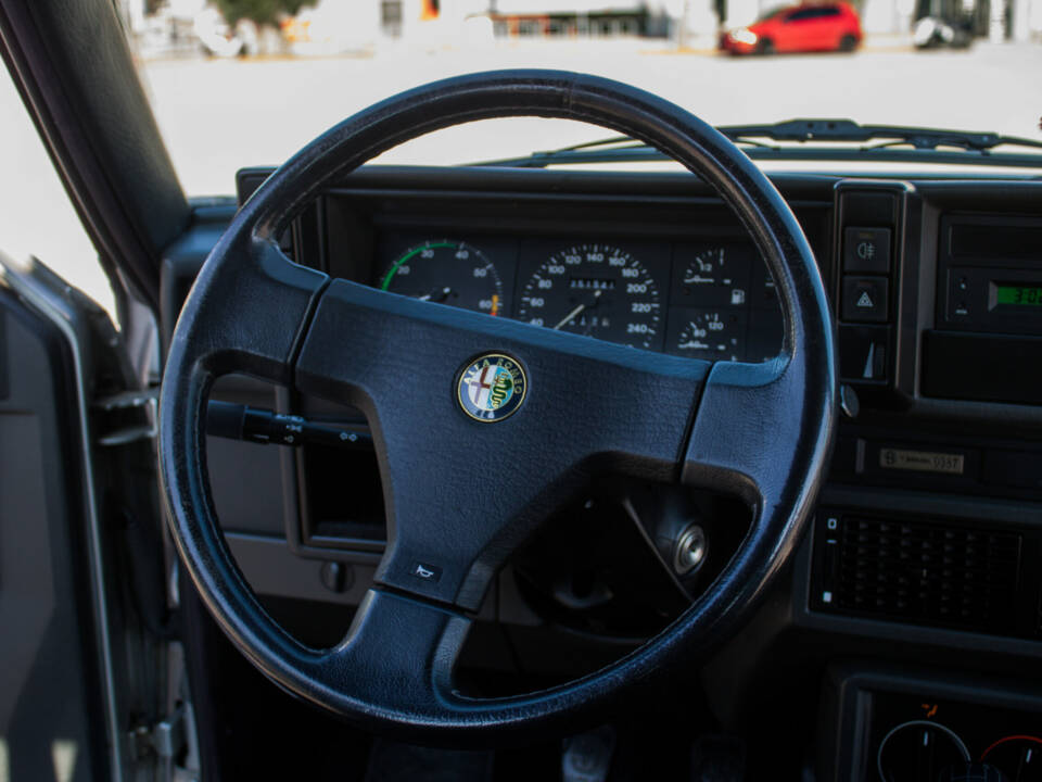 Immagine 6/6 di Alfa Romeo 75 2.0 Twin Spark (1992)
