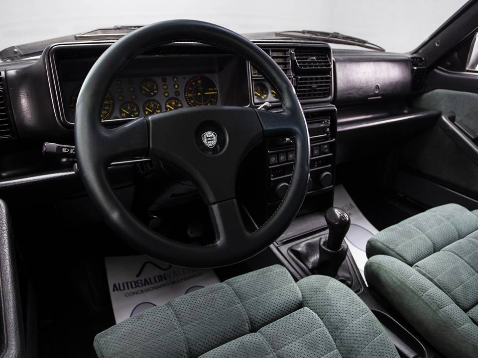 Image 15/38 de Lancia Delta HF Integrale Evoluzione I (1991)