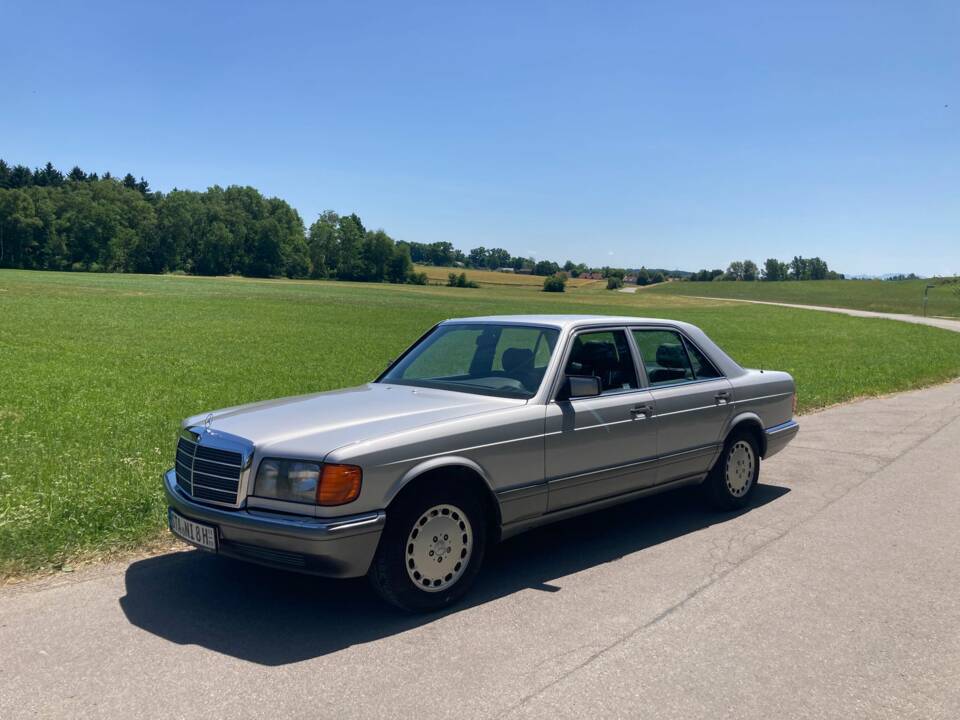 Immagine 2/29 di Mercedes-Benz 300 SE (1990)