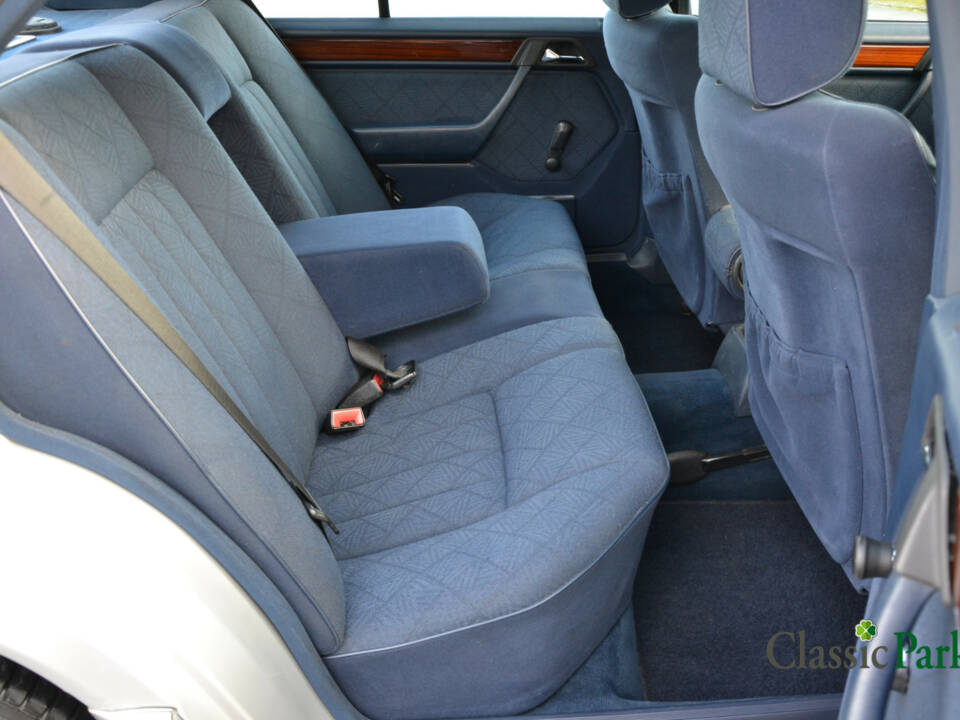 Image 26/39 of Mercedes-Benz 200 D (1993)