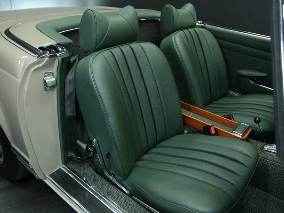 Image 27/50 de Mercedes-Benz 280 SL (1970)