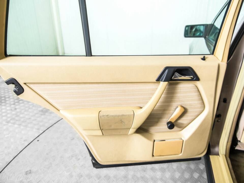 Image 36/50 of Mercedes-Benz 300 TD (1986)