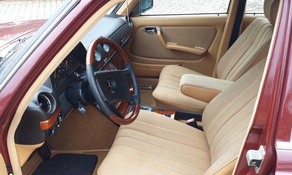 Image 7/8 of Mercedes-Benz 230 E (1983)