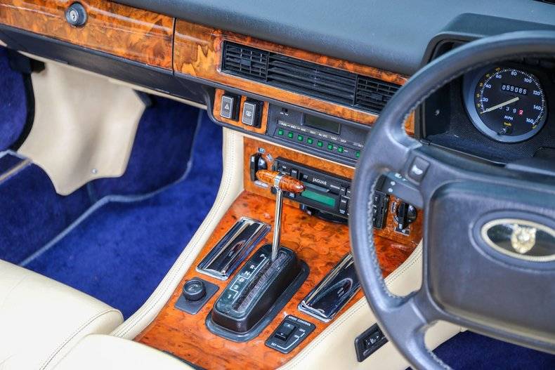 Image 32/50 of Jaguar XJS 5.3 V12 (1990)