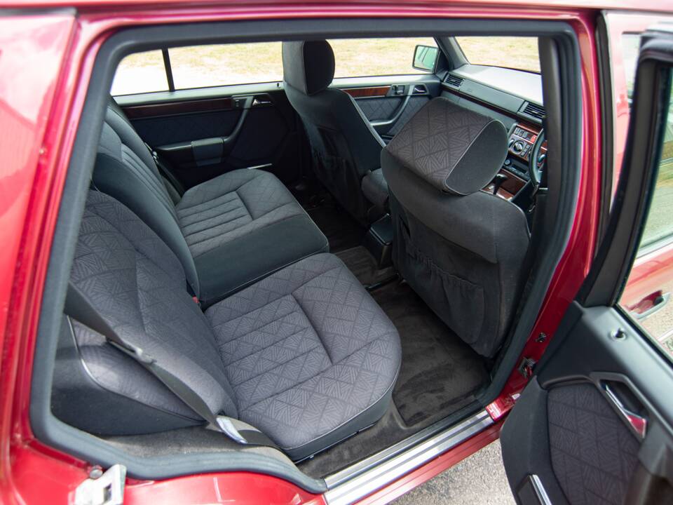 Bild 13/28 von Mercedes-Benz E 320 T (1993)