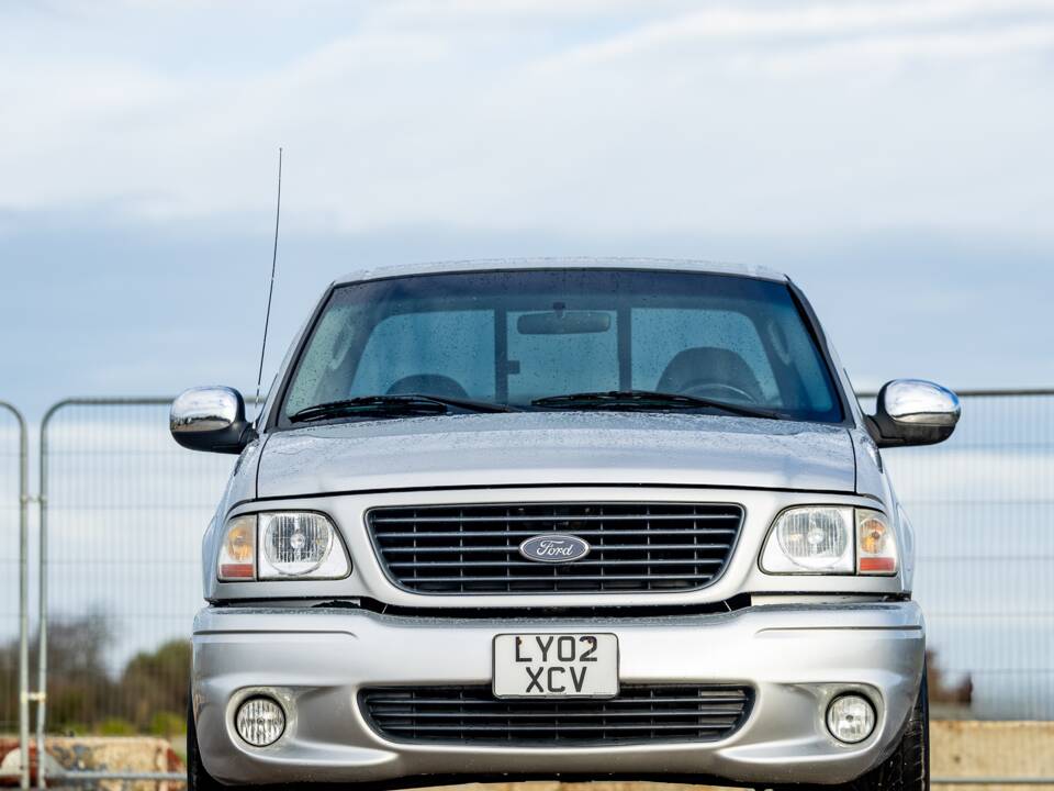 Image 7/50 of Ford F-150 SVT Lightning (2002)