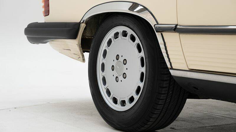 Image 15/15 of Mercedes-Benz 560 SL (1986)